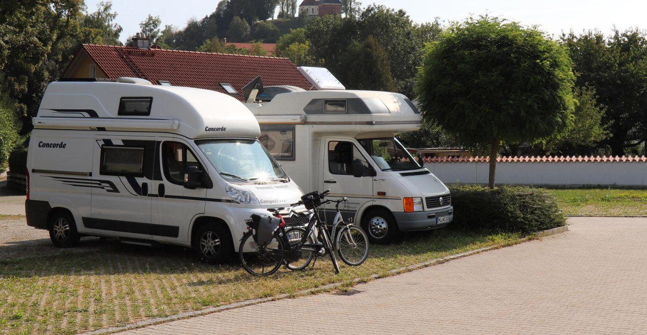 Zwei Wohnmobile auf dem Wohnmobilstellplatz in Kraiburg a. Inn, &copy; Inn-Salzach Tourismus