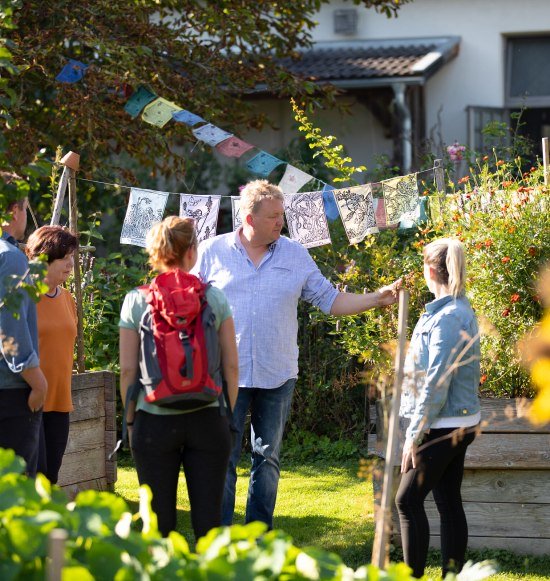 Kräuterführung mit einer Gruppe auf dem Biohof Gallenbach, © Inn-Salzach Tourismus