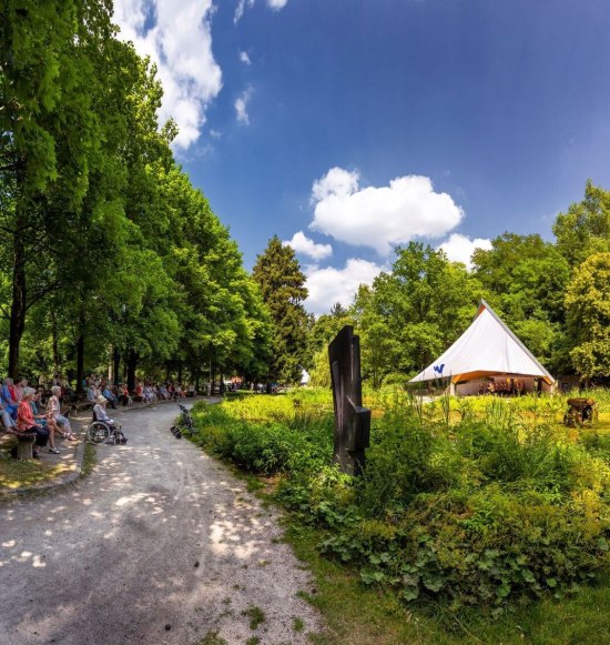 Stadtpark Waldkraiburg mit B&uuml;hne und Zuschauer, &copy; Stadt Waldkraiburg