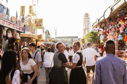 Besucher auf der Maiwiesn, © Werbering Burghausen