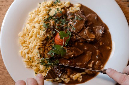 Hirschgeschnetzeltes mit Sp&auml;tzle wird serviert, &copy; Inn-Salzach Tourismus