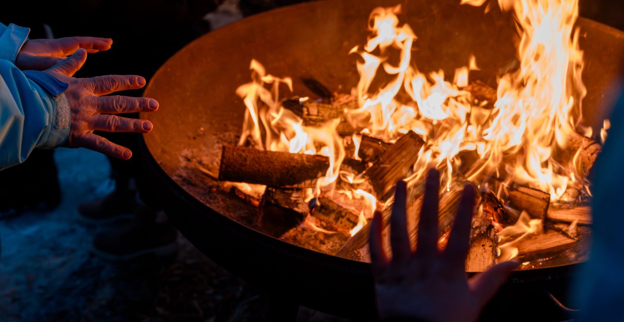 Hande an der Feuerstelle, © Inn-Salzach Tourismus