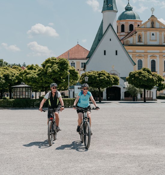 Kapellplatz Altötting Radfahrer, © Inn-Salzach Tourismus