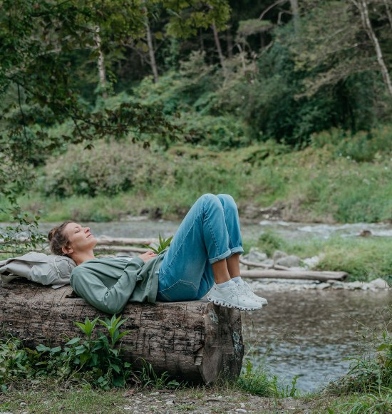 Frau an der Alz Badestelle Walderlebnispfad Klosterau, &copy; Inn-Salzach Tourismus