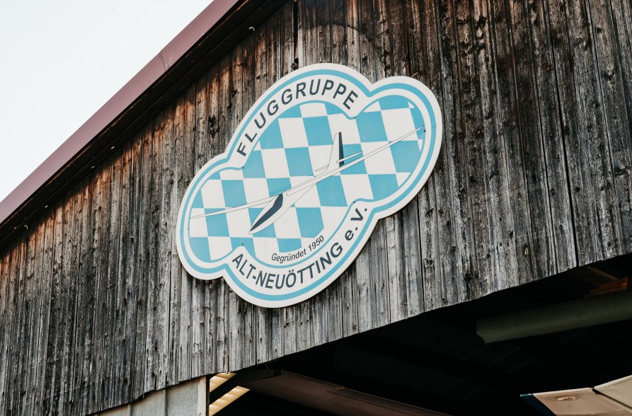 Schild der Fluggruppe Alt-Neu&ouml;tting e.V. am Flugplatz Alt&ouml;tting, &copy; Inn-Salzach Tourismus