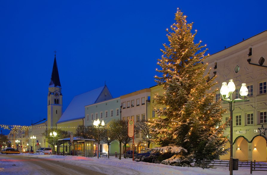 Stadtplatz M&uuml;hldorf weihnachtlich beleuchtet, &copy; Heiner Heine