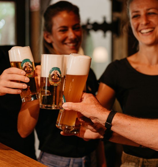 Ansto&szlig;en  bei der Bierwallfahrt, &copy; Inn-Salzach Tourismus