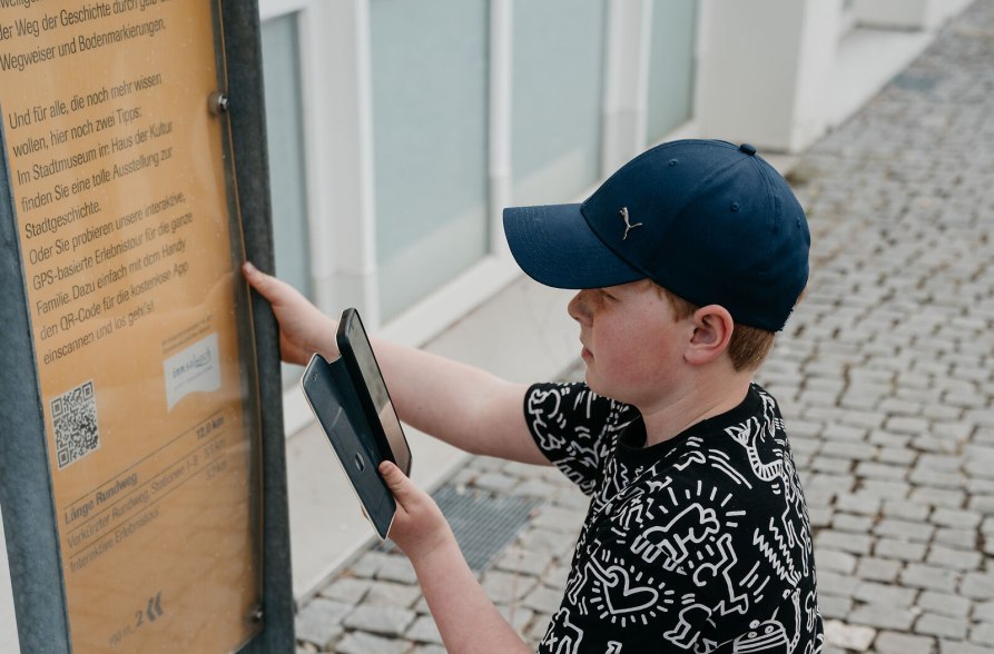 Junge beim QR-Code scannen, © Inn-Salzach Tourismus