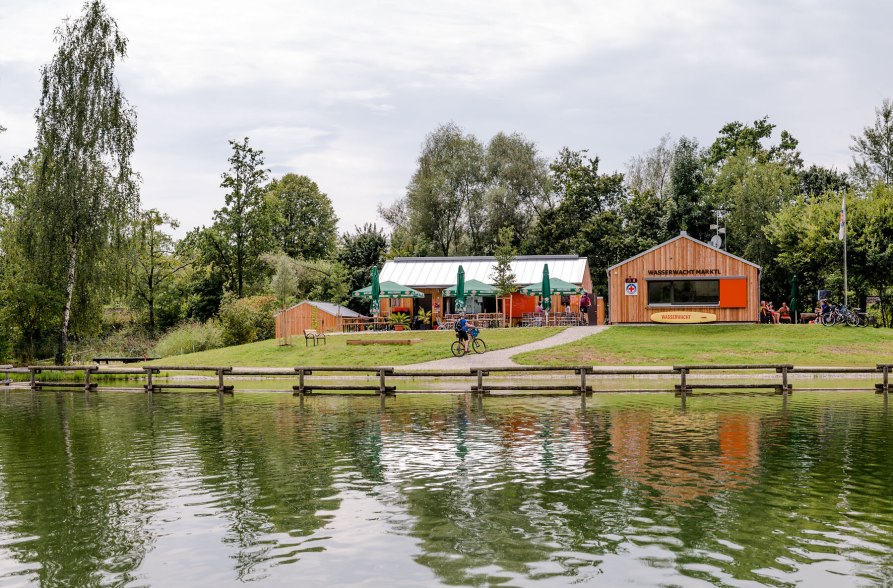 Biergarten und Wasserwachtstation am Marklter Badesee, &copy; Inn-Salzach Tourismus