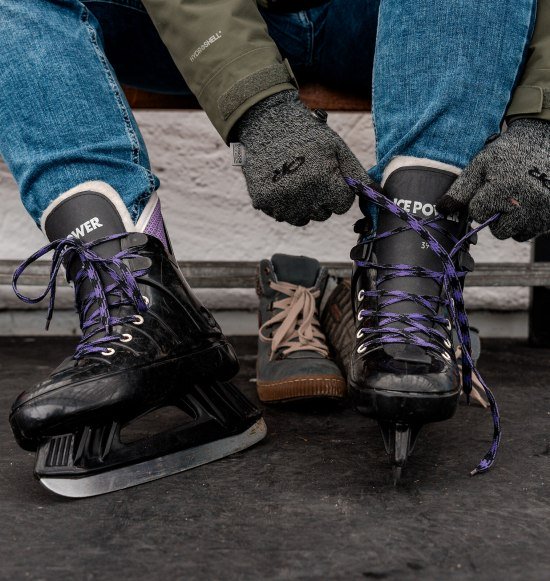 Frau beim Schlittschuhe anziehen, &copy; Inn-Salzach Tourismus