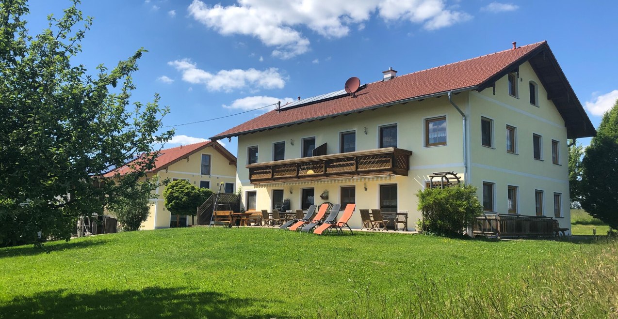 Außenansicht des Ferienhofs Wieser im Sommer, © Ferienhof Wieser