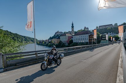 Motorradfahrt auf der Salzachbrücke von Burghausen nach Österreich, © Peter Wahl