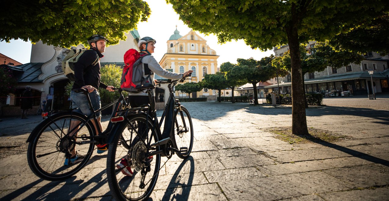 Radfahrer Altötting Kapellplatz, © Inn-Salzach Tourismus