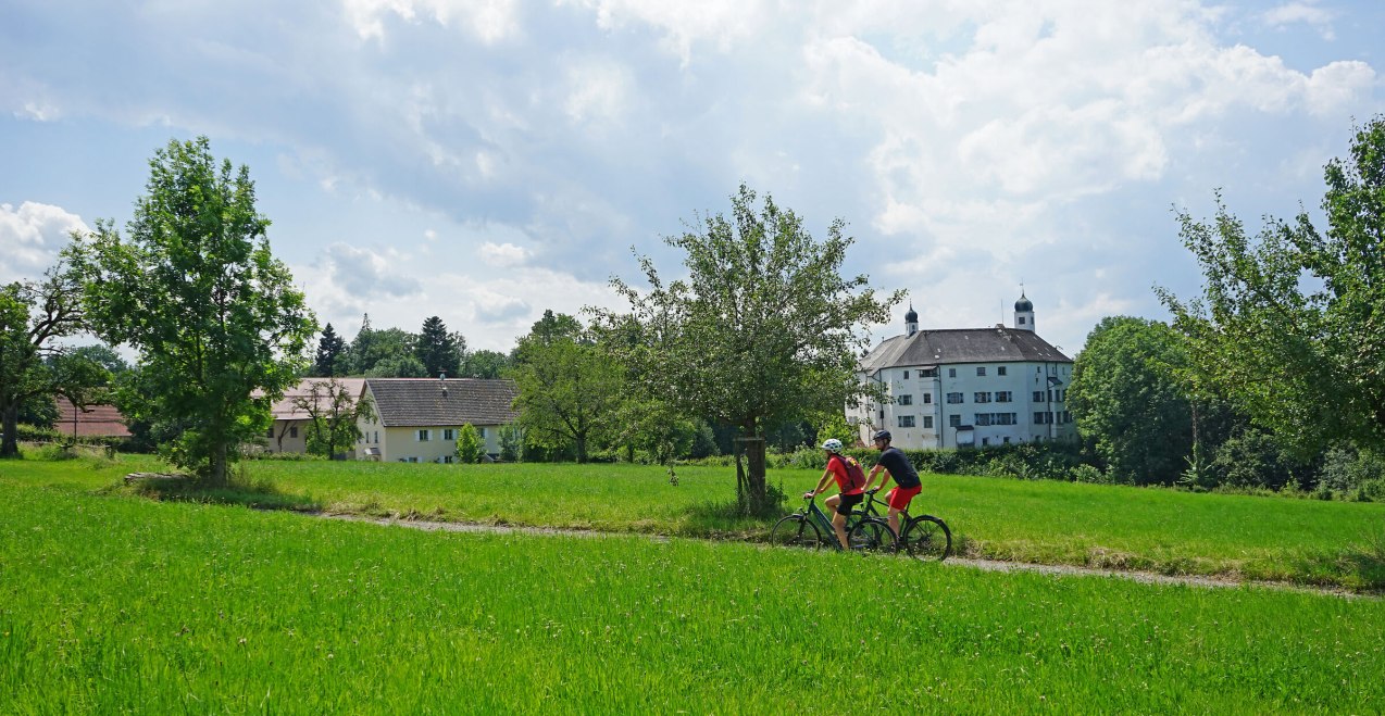 Schloss Amerang mit Radfahrern, © Chiemsee-Alpenland Tourismus