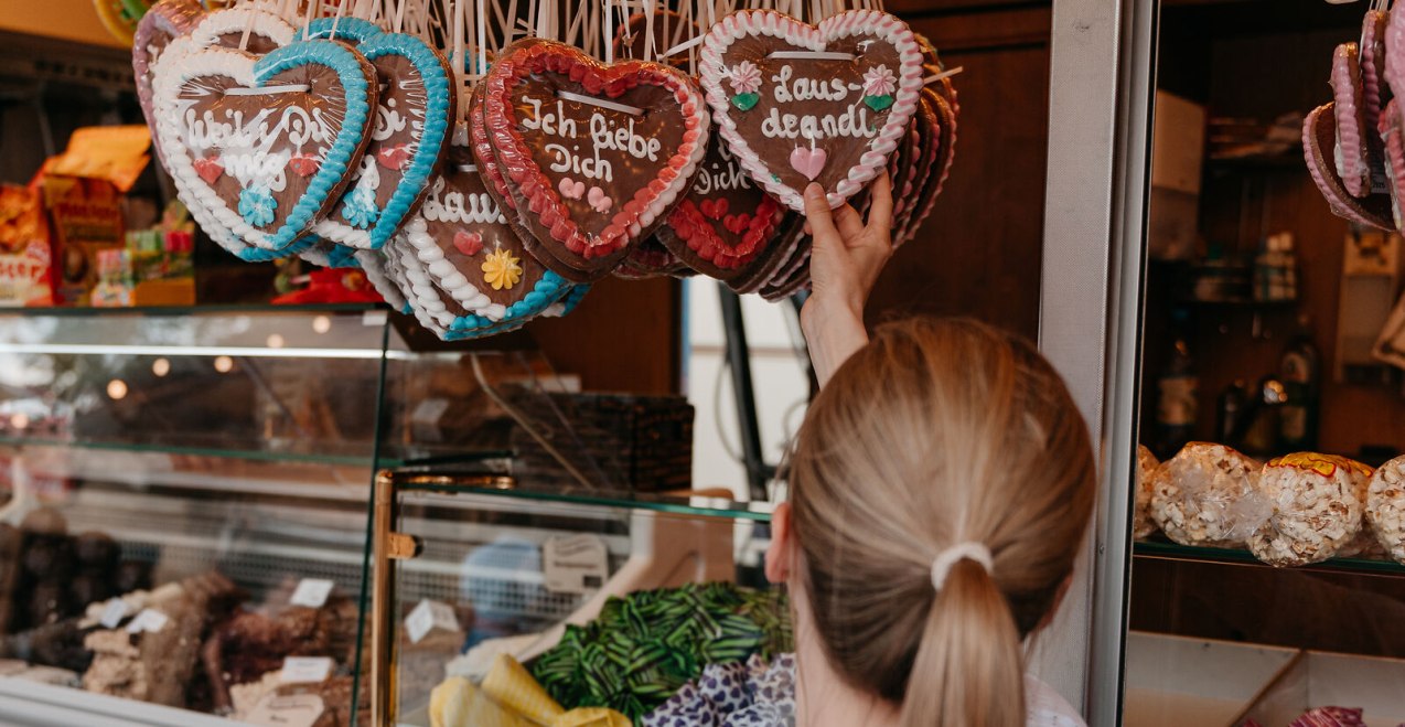 Frau sucht sich einen Lebkuchen aus, © Inn-Salzach Tourismus