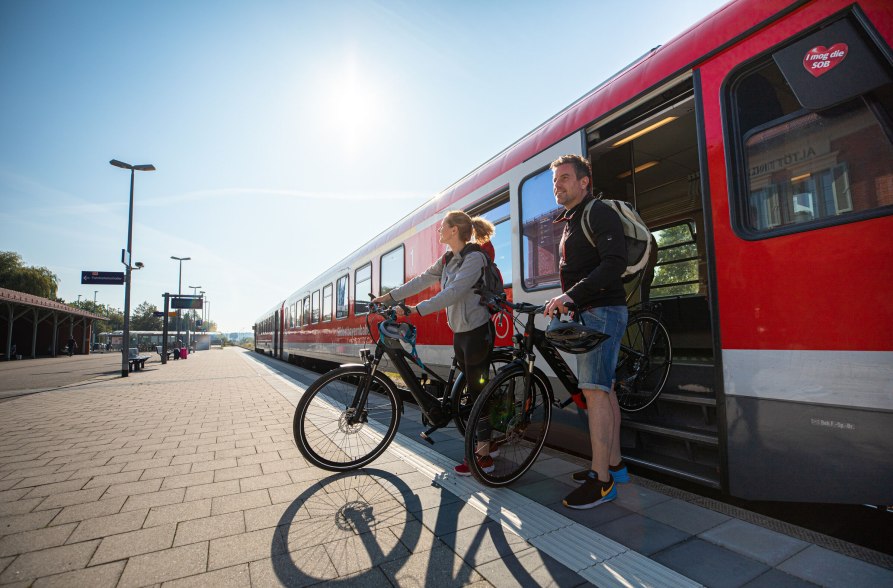 Radfahrer steigen aus dem Zug aus , © Inn-Salzach Tourismus