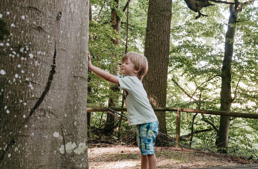 Kind tastet Rinde im Umweltgarten Klugham, &copy; Inn-Salzach Tourismus