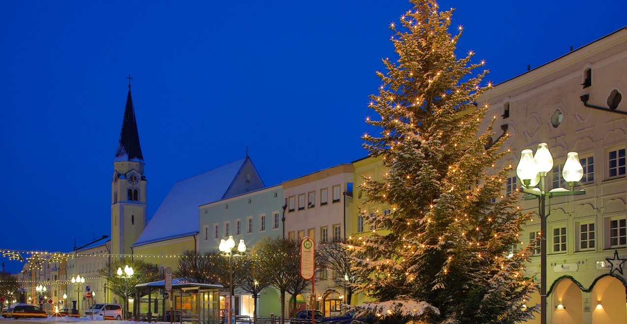 Stadtplatz Mühldorf weihnachtlich beleuchtet, © Heiner Heine