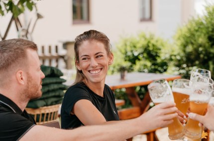 Gruppe beim Ansto&szlig;en mit Wei&szlig;bier, &copy; Inn-Salzach Tourismus