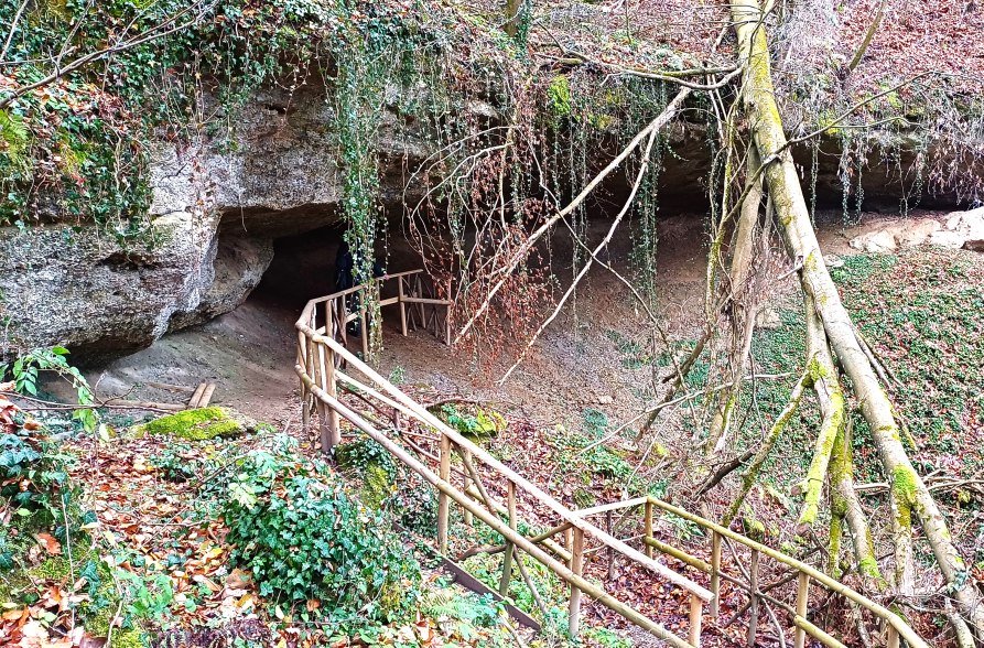 Eingang zur B&auml;renh&ouml;hle bei Leonberg, &copy; Isolde Ulbrig