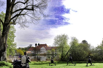 Motorradfahrer vor dem Kloster Seeon am Chiemsee