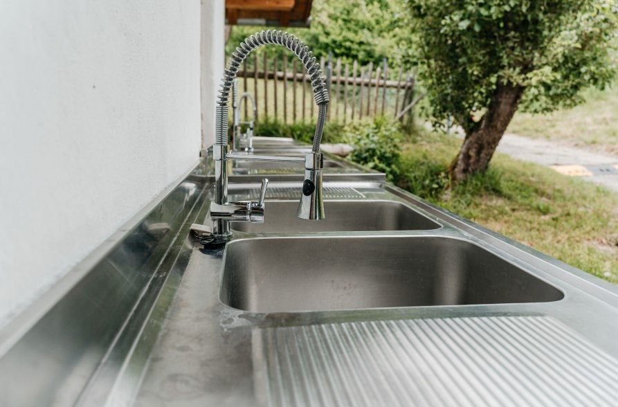 Waschbecken im  Au&szlig;enbereich bei Camping am Marktler Badesee, &copy; Inn-Salzach Tourismus