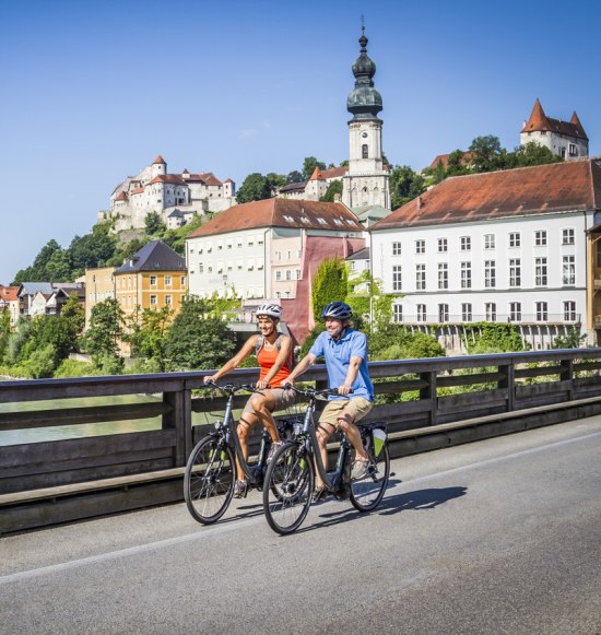 Radfahrer auf der Salzachbrücke von Burghausen nach Hochburg/Ach in Österreich, © Inn-Salzach Tourismus