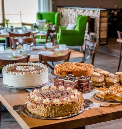 Eine Auswahl an Kuchen des Hofcafés Untergünzl bei Unterneukirchen, © Hofcafe Untergünzl
