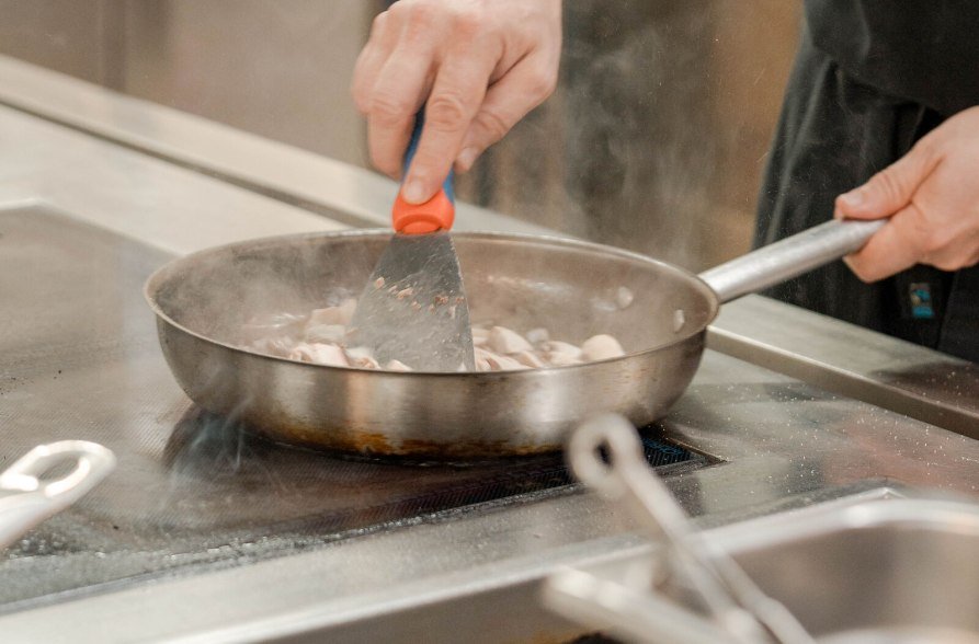 Hirschfleisch anbraten, &copy; Inn-Salzach Tourismus