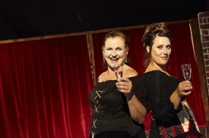 Zwei Frauen mit Weinglas in der Hand, © Theater für die Jugend