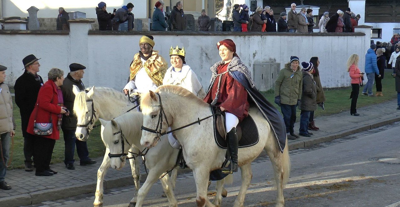Hl. Drei K&ouml;nige reiten beim Stephanie-Umritt in Erharting auf Pferden, &copy; Josef Padlesak