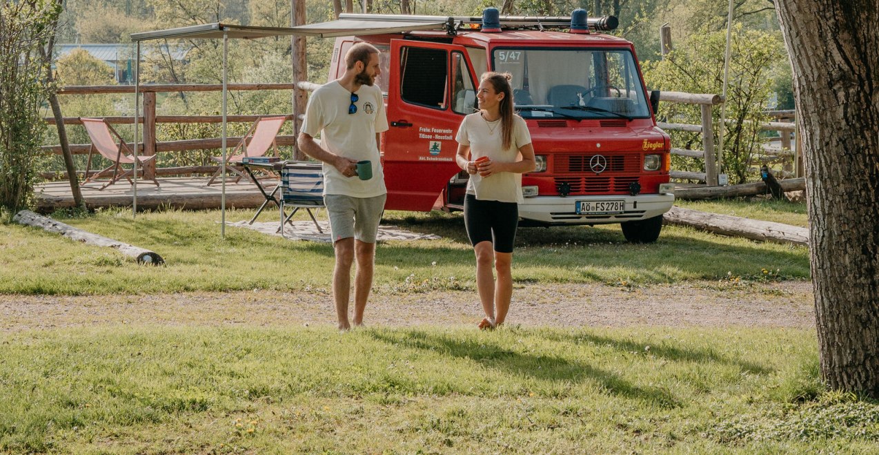 Pärchen mit Camper am Marktler Badesee, © Inn-Salzach Tourismus