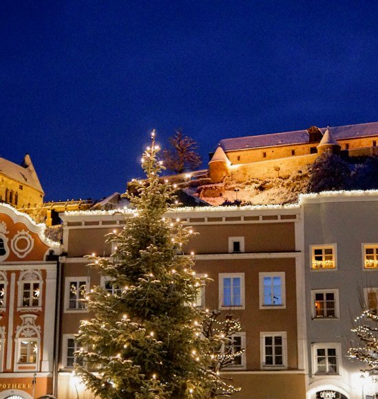 Blick auf die beleuchtete Burg und die Fassaden der Altstadt Burghausen Burghausen, © Inn-Salzach Tourismus