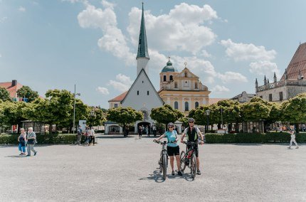 Kapellplatz Alt&ouml;tting Radfahrer, &copy; Inn-Salzach Tourismus
