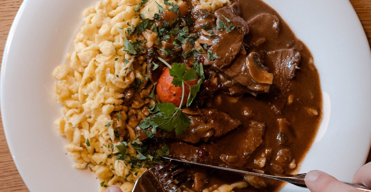 Hirschgeschnetzeltes mit Sp&auml;tzle wird serviert, &copy; Inn-Salzach Tourismus