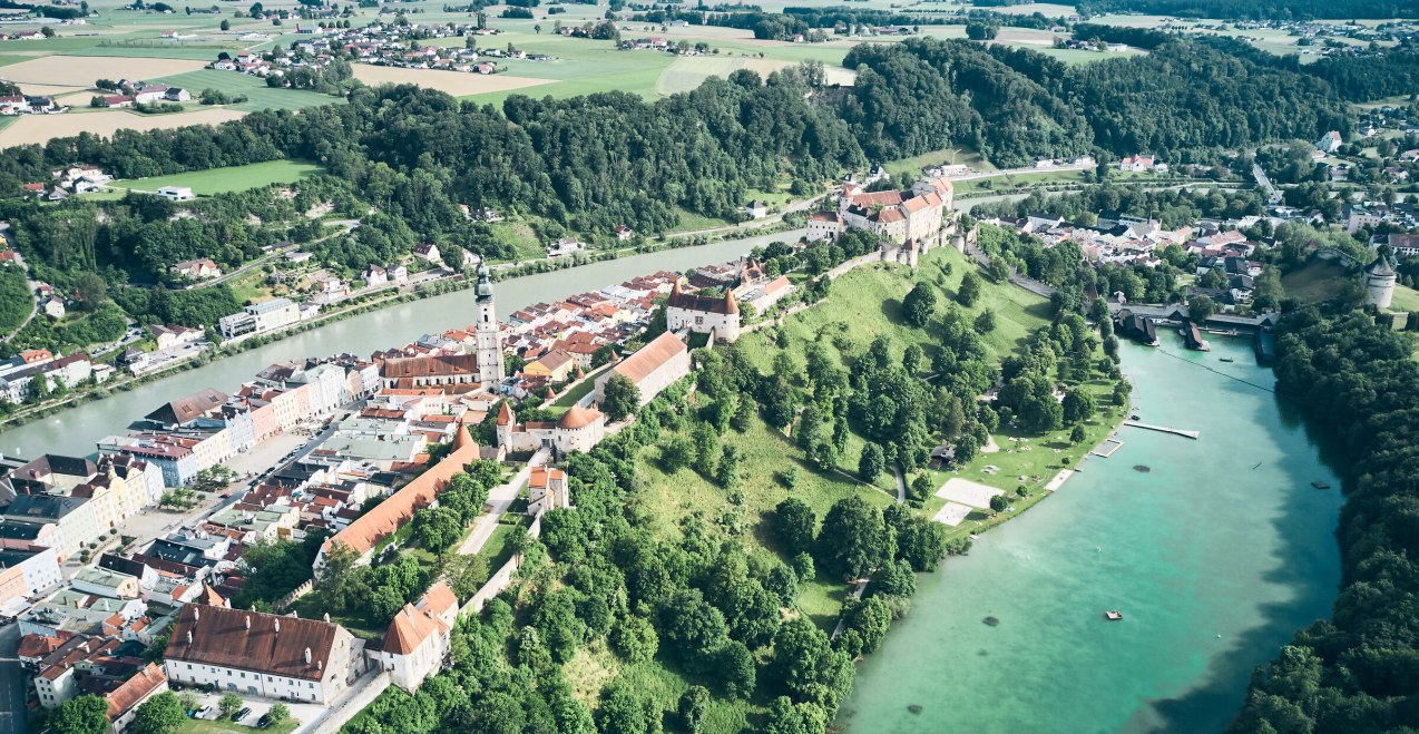 Luftansicht Burghausen mit W&ouml;hrsee , &copy; oberbayern.de, Tobias K&ouml;hler 