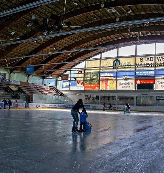 Besucher in der Raiffeisen Arena Waldkraiburg, &copy; Raiffeisen Arena Waldkraiburg