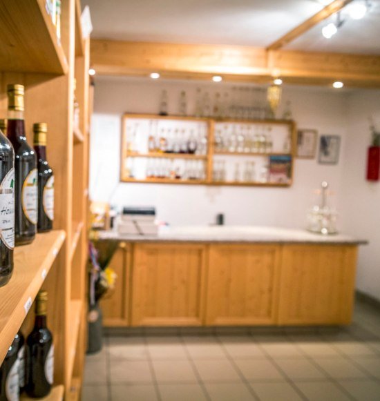 Verkaufsladen mit Spirituosen in der Brennerei Westenthanner, &copy; Inn-Salzach Tourismus