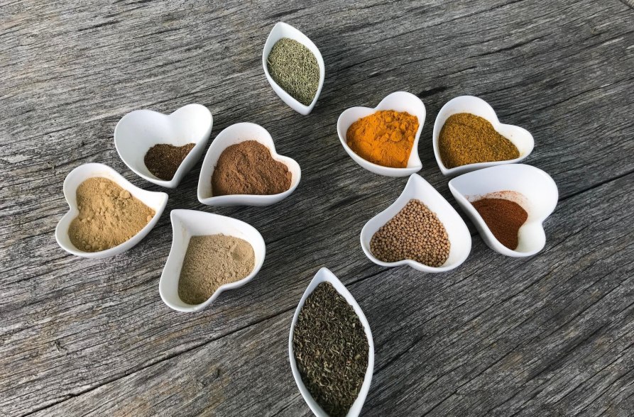 Gew&uuml;rze f&uuml;r einen Ayurveda-Kochkurzs im AmVieh Theater Schwindegg, &copy; AmVieh Theater