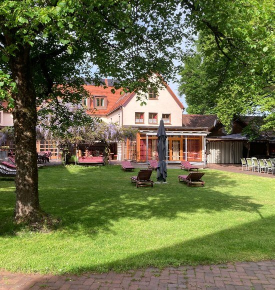 Caritashaus Alt&ouml;tting mit B&auml;umen, &copy; Caritashaus Alt&ouml;tting