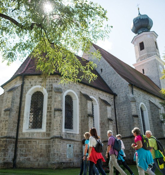 Pilger auf dem Weg zur Kirchen Heiligenstatt, &copy; Inn-Salzach Tourismus