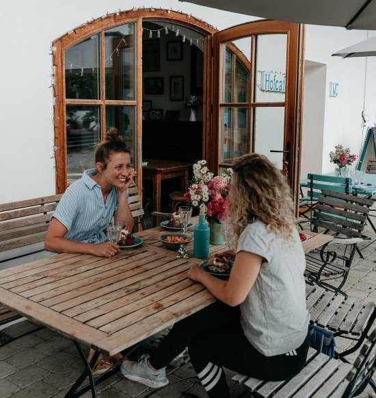 Zwei Frauen beim Kaffeetrinken, &copy; Inn-Salzach Tourismus