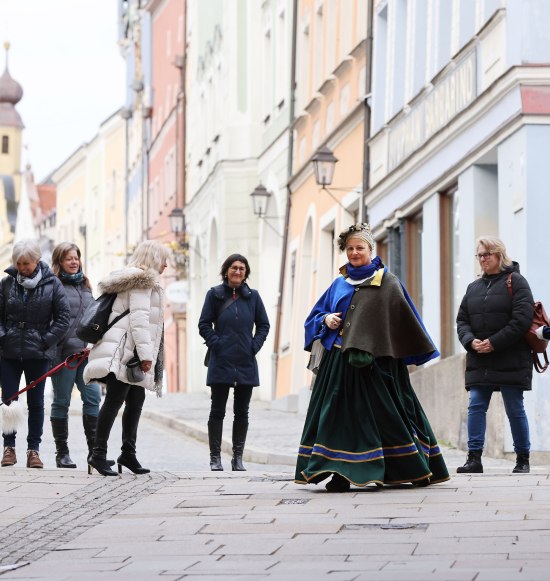 Historische F&uuml;hrung in der Altstadt, &copy; Burghauser Touristik