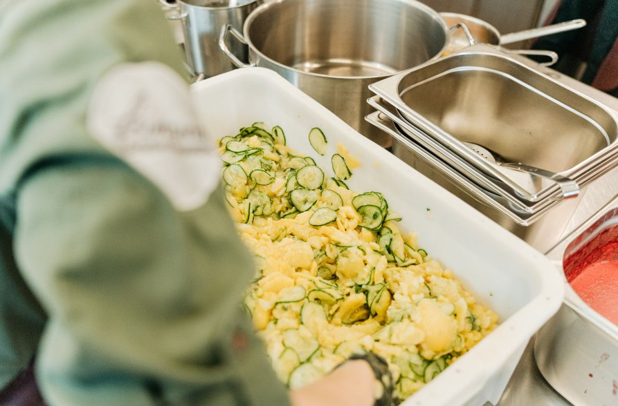 Kartoffelgurkensalat mischen, &copy; Inn-Salzach Tourismus