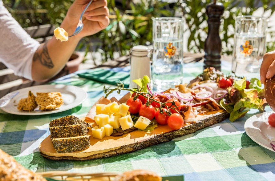 Brotzeit in Neu&ouml;tting, &copy; Inn-Salzach Tourismus