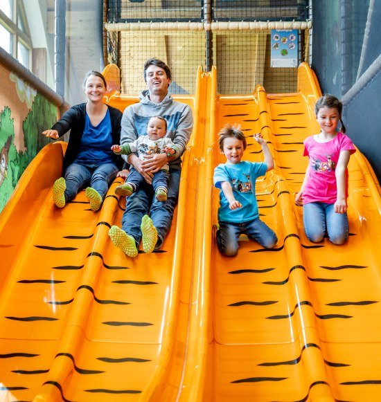 Familie auf einer Riesenrutsche, &copy; Wildfreizeitpark Oberreith