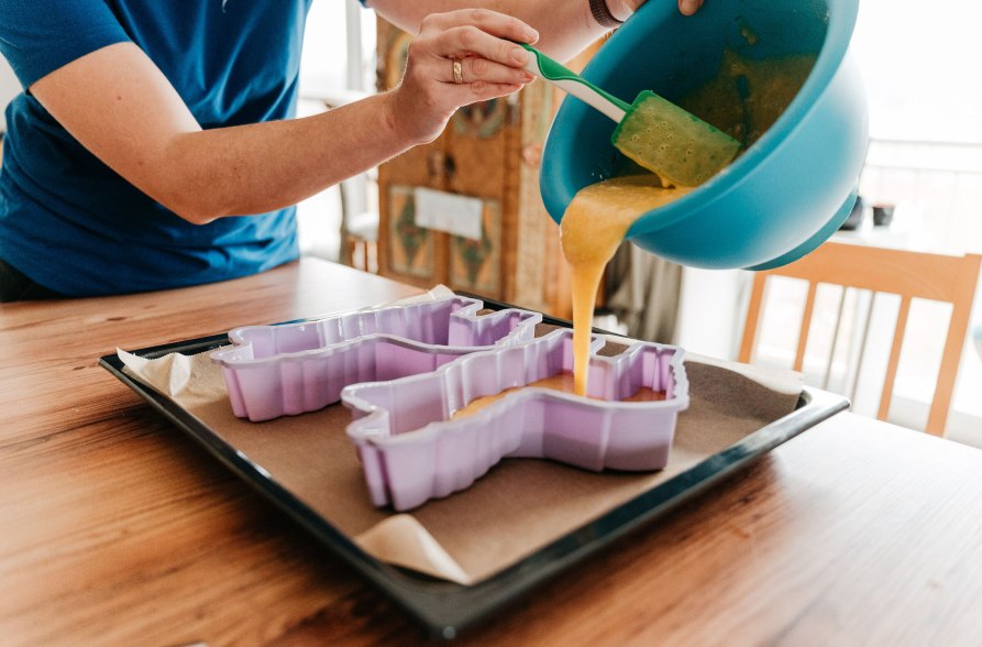 Teig in Formen f&uuml;llen, &copy; Inn-Salzach Tourismus