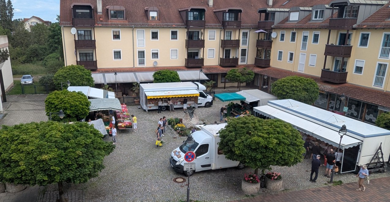 Marktstände auf dem Wochenmarkt in Garching, © Gemeinde Garching a. d. Alz
