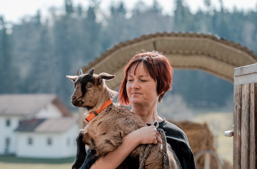 Sabine Zallinger mit Ziege Goliath, &copy; Tourismusverband Inn-Salzach