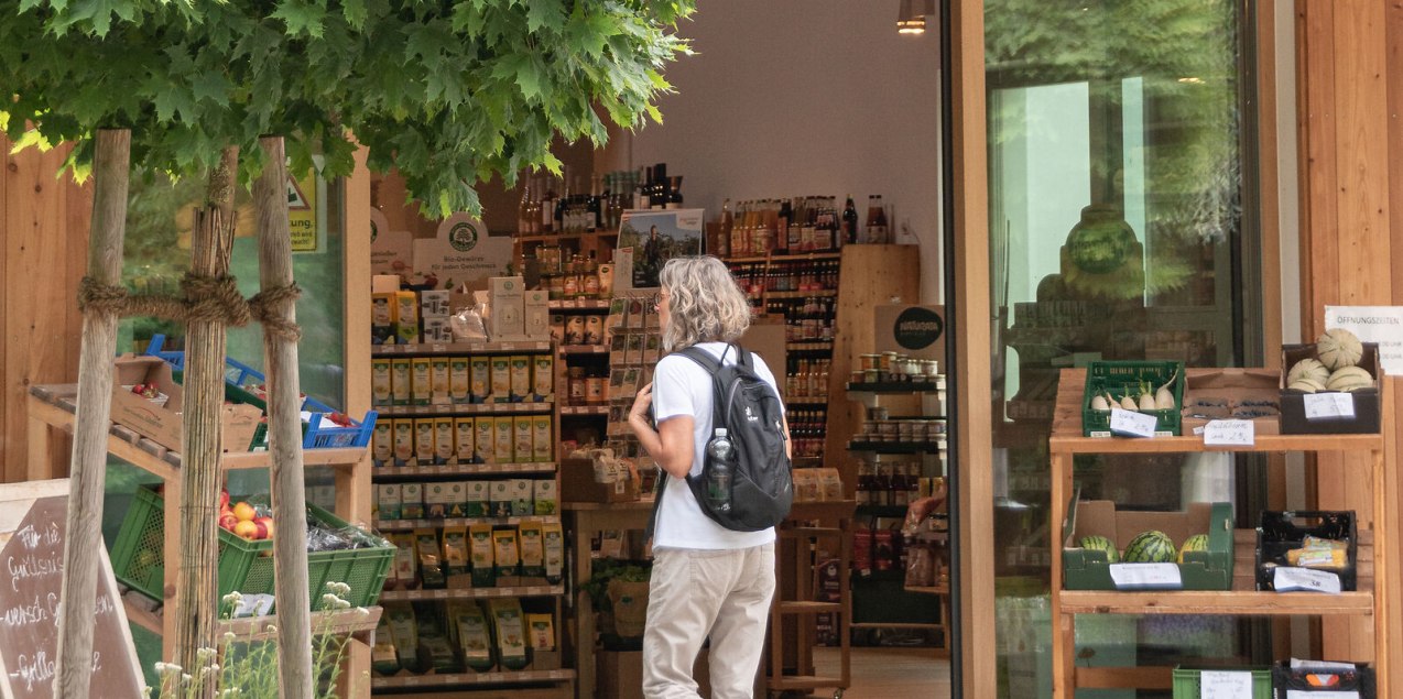 Frau betritt den Mühlenladen der Bruckmayer Mühle in Altötting, © Inn-Salzach Tourismus